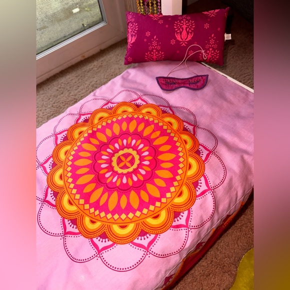 American Girl Doll Julie’s Classic Retired 70's Groovy Canopy Bed, Bedding & PJs - Picture 5 of 10